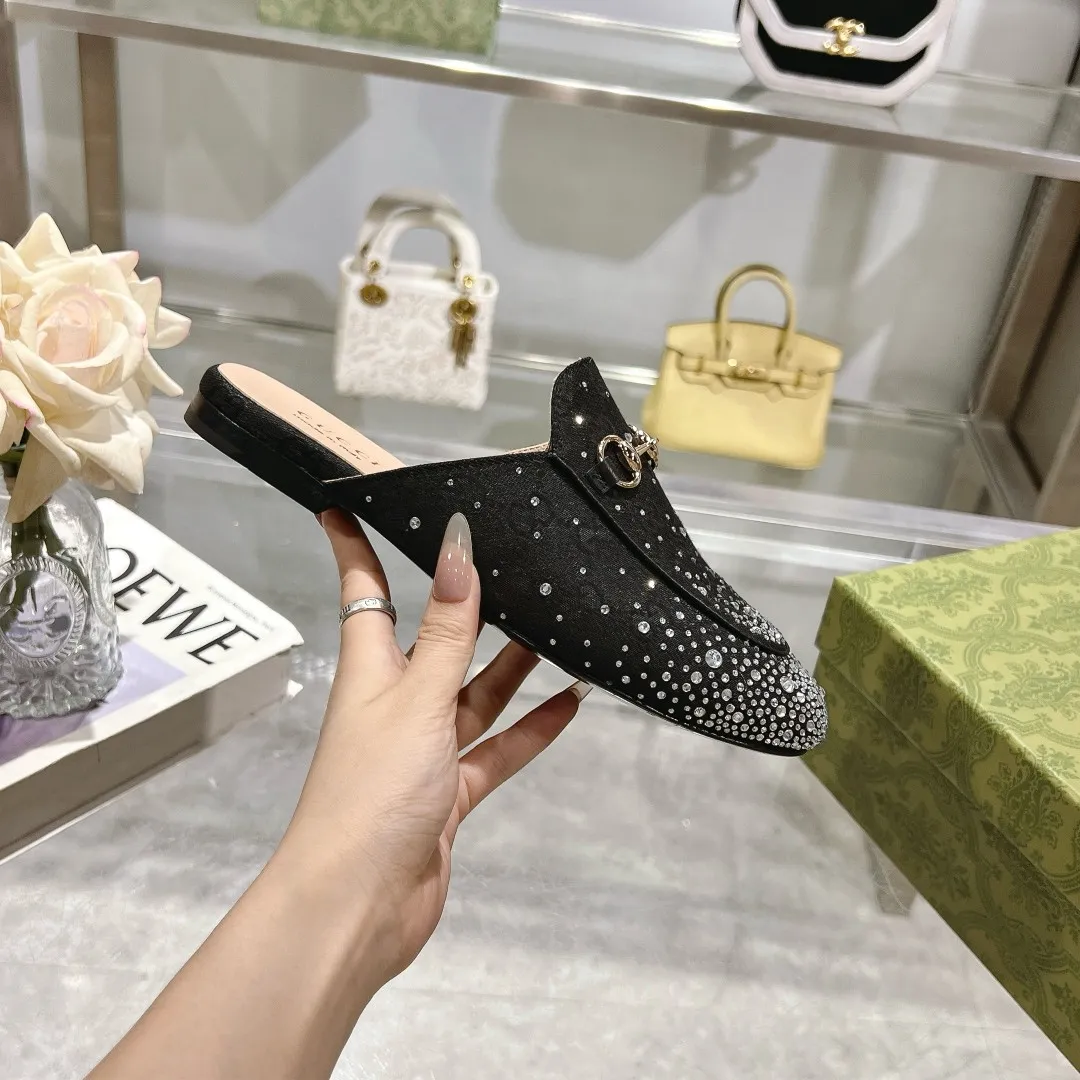 👟👟Ex-factory price 560👟👟 1819-1 Black G diamond (35-41) (40/41 custom-made) As an outstanding representative of Gucci’s design heritage, the Jordaan series of loafers with horsebit buckles vividly highlight the classic and elegant style. Crafted from the brand's signature monogram canvas, this shoe is timeless. Made from soft material and with a refined, smooth silhouette, these shoes are a perfect expression of everyday elegance. Black GG Canvas Women Light Gold Tone Hardware Horsebit Faceted Crystal Detail Leather Sole Flat